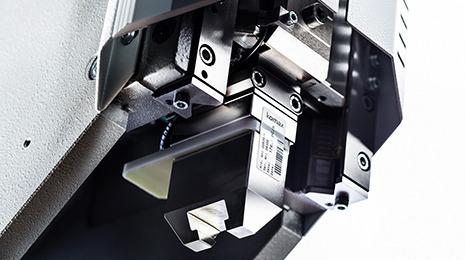 Top tool fixture with integrated CFA sensor