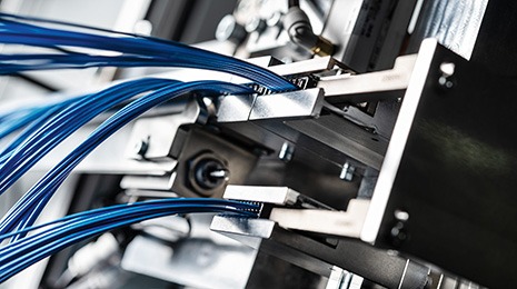 Example of interim storage of finished product: the completed wire harnesses are collected on a customized rail of any length until they are unloaded by the operator.