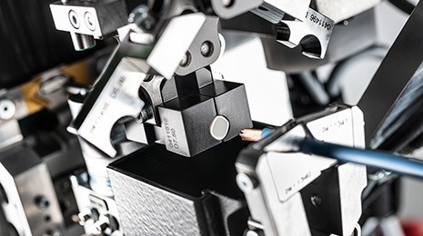 The flat wire tube is erected by the jaws and pressed round so that the wire can be easily inserted.